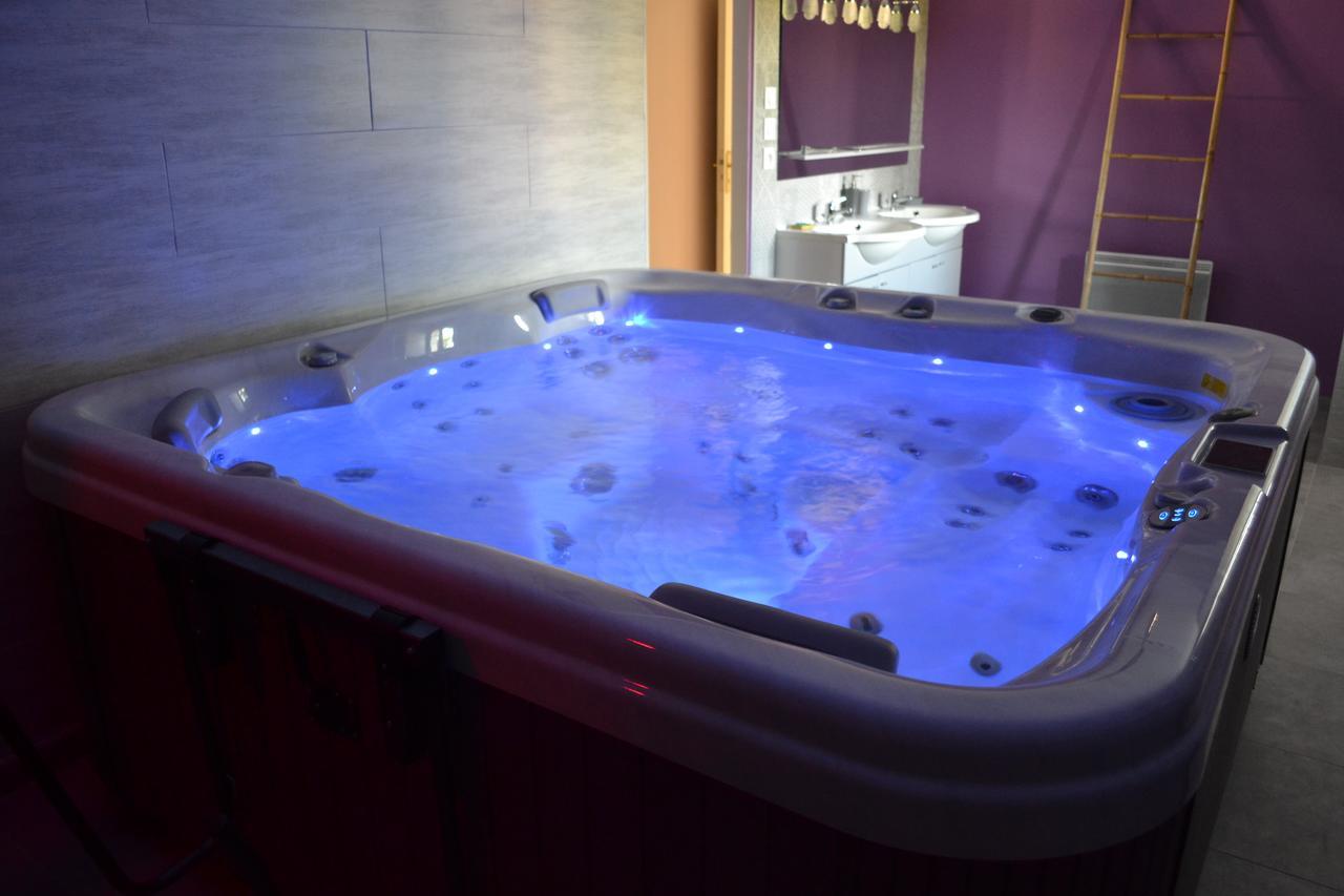 Au Coeur Du Bien-Etre, Chalet Avec Piscine Chauffee Et Couverte, Spa, Sauna, Massages Monteaux Екстериор снимка